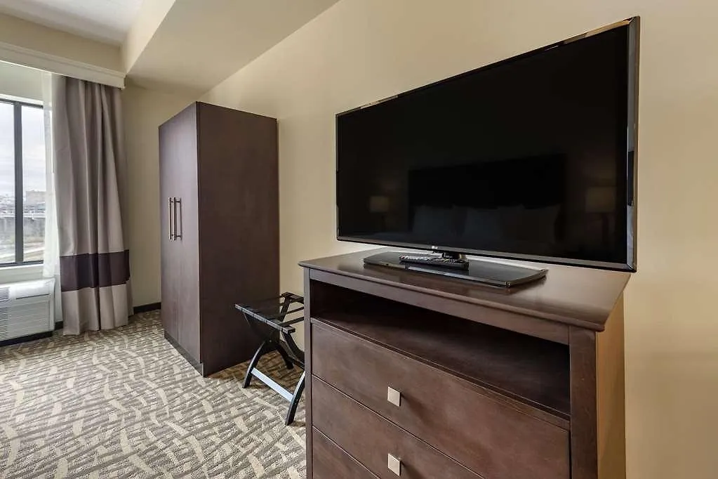 Отель Comfort Inn & Suites Pittsburgh-Northshore